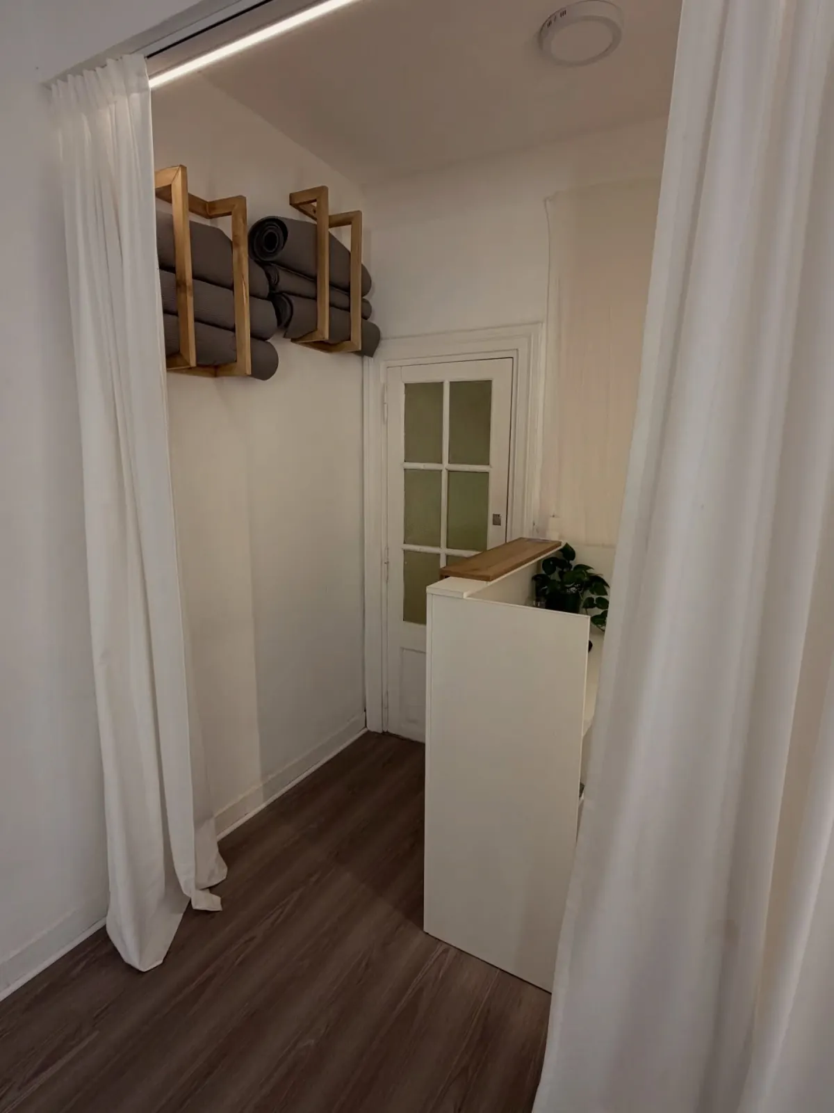 Recepción con mostrador de madera y mats guardados en estantes